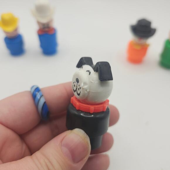 Vintage Fisher-Price Little People Play Family Lot 5 People + 2 Dogs & Furniture - Picture 4 of 11